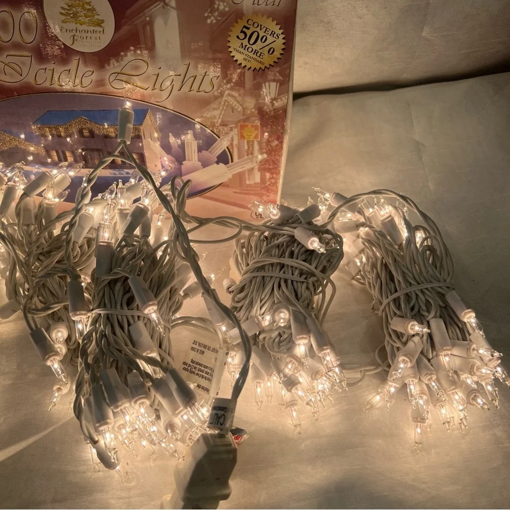 Clear Icicle Lights‎